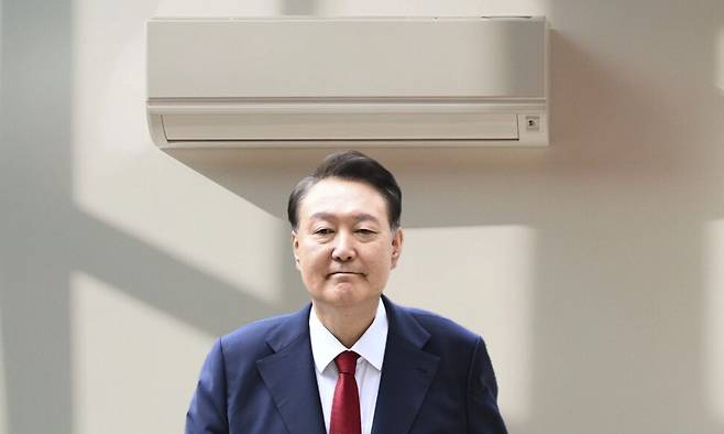 지난 9일 서울 서초구 서울중앙지방법원에서 구속 전 피의자심문(영장실질심사)을 받기 위해 출석하고 있는 윤석열 전 대통령의 모습을 에어컨 사진과 합성했다. 사진공동취재단, 게티이미지뱅크