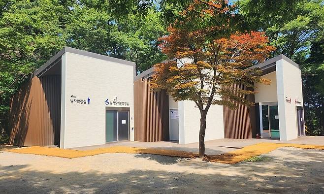 국립공원공단이 최근 조성한 무등산 국립공원 토끼등 화장실. 주변 풍경과 어울리지 않고 바람길을 막았다고 지적받고 있다. 국립공원공단 누리집 ‘고객의 소리’ 갈무리