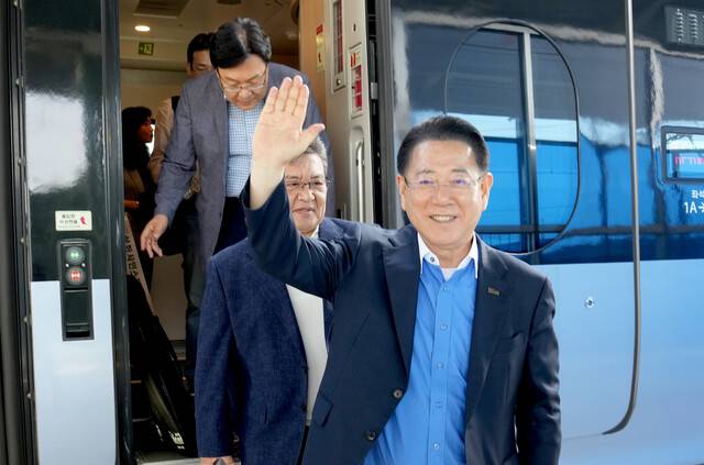 김영록 전남지사가 지난 10일 목포보성선 구간 시승행사에서 신보성역에 도착했다. 박형대 전남도의원은 김 지사가 탄 이음-260(KTX이음)은 전기기관차로 목포보성선 개통 운영 계획에 투입되지도 않을 가능성이 큰 철도 차량이라고 지적한다. 전남도 제공