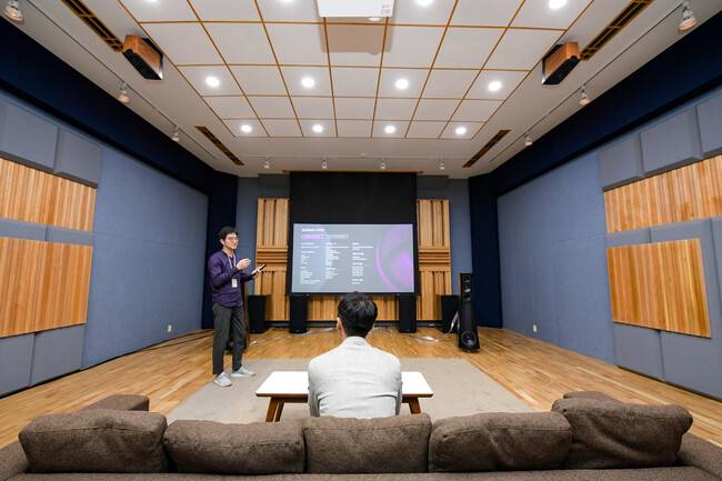 손세명 현대모비스 음향시스템팀 책임연구원이 지난달 25일 경기 용인시 기술연구소 내 청음실에서 고가의 음향 장비를 소개하고 있다. 현대모비스 제공