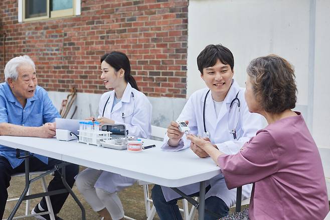 국내외에서 외로움(사회적 고립)과 소득수준 등이 혈당 건강에 영향을 준다는 분석이 잇달아 나오며 당뇨병이 사회적 질환이라는 사실을 재차 확인했다. 게티이미지뱅크.