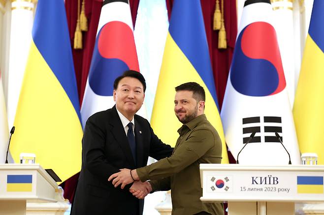 2023년 7월15일(현지시각) 우크라이나를 방문한 대통령 윤석열이 수도 카이우의 대통령 관저에서 정상회담을 한 뒤 블로디미르 젤렌스키 우쿠라이나 대통령과 악수하고 있다. 대통령실 제공