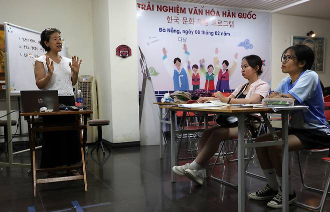 베트남 다낭의 한 한국어 학원에서 2025년 4월29일 투인(왼쪽부터)과 링이 박은숙(가명) 선생님과 한국어를 공부하고 있다.