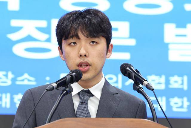 이선우 대한의과대학·의학전문대학원학생회 비상대책위원장이 12일 서울 용산구 대한의사협회에서 의과대학 교육 정상화를 위한 공동 성명서를 발표하고 있다. 뉴스1
