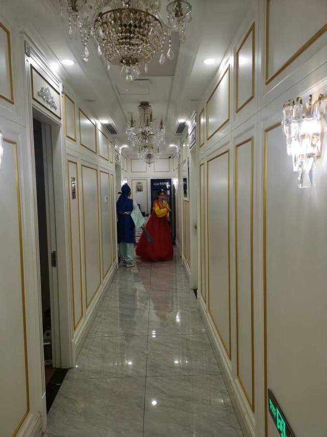 지난달 24일 중국 베이징시 차오양구의 한 중국 식당 내에 한복을 입은 북한 종업원들이 공연을 하기 전 복도에서 대기하고 있다. 베이징=이혜미 특파원