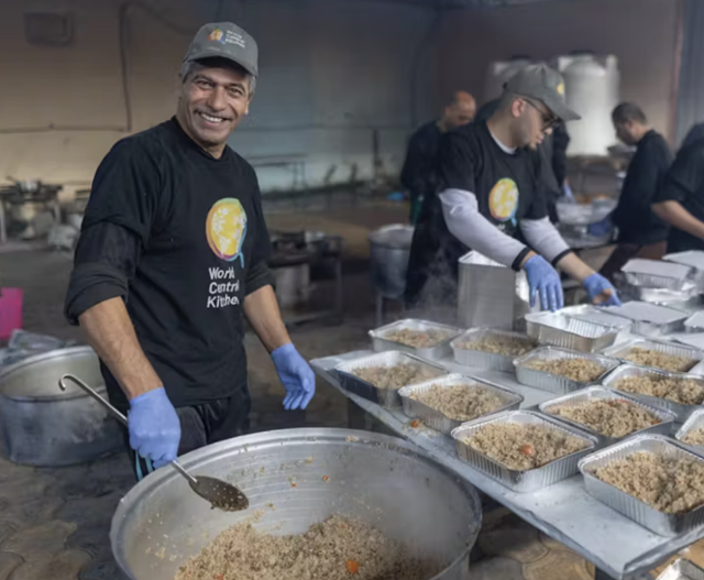 월드 센트를 키친(WCK)은 난민들의 육체적 허기뿐 아니라 정신적-정서적 허기를 달래줄 수 있는 음식을 만들어 제공하자는 취지로 출범한 비영리단체로 최근에는 '희망의 레시피'란 부제를 달아 요리책도 발간했다. wck.org