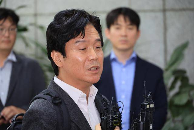 김영훈 고용노동부 장관 후보자가 지난달 24일 인사청문회 준비 사무실이 위치한 서울 중구 서울지방고용노동청으로 들어서며 기자의 질문에 답하고 있다. 연합뉴스