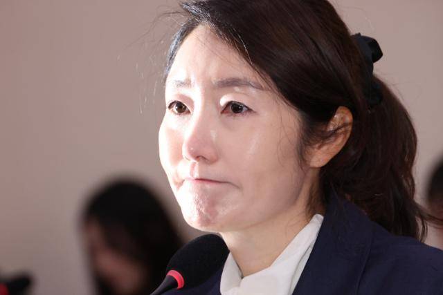 강선우 여성가족부 장관 후보자가 14일 국회 여성가족위원회에서 열린 인사청문회에서 발달장애 자녀에 대한 질문을 받으며 눈시울을 붉히고 있다. 연합뉴스