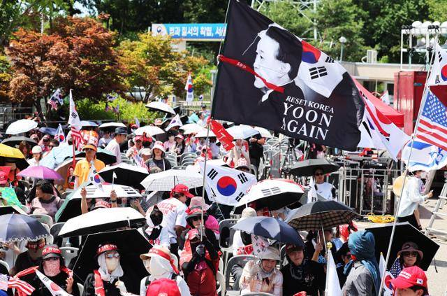 12일 경기 의왕시 서울구치소 앞에서 윤석열 전 대통령 지지자들이 재구속된 윤 전 대통령의 석방을 촉구하는 집회를 하고 있다. 연합뉴스