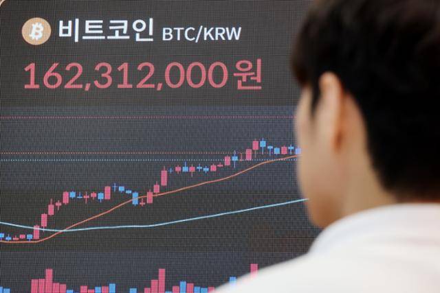 가상화폐 비트코인이 신고가를 경신한 14일 서울 서초구 빗썸라운지 강남 본점 현황판에 비트코인 시세가 표시되고 있다. 미 가상화폐 거래소 코인베이스에 따르면 미 동부 시간 이날 오전 11시 22분(서부 시간 오전 8시 22분) 비트코인 1개당 가격은 24시간 전보다 1.37% 오른 11만9,049달러에 거래됐다. 연합뉴스