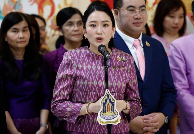 패통탄 친나왓 태국 총리가 4일 방콕 문화부에서 직원들과 만나 대화하고 있다. 방콕=EPA 연합뉴스