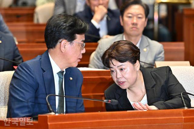 송언석(왼쪽) 국민의힘 비상대책위원장 겸 원내대표와 윤희숙 혁신위원장이 9일 국회에서 열린 긴급의원총회에서 대화를 나누고 있다. 정다빈 기자