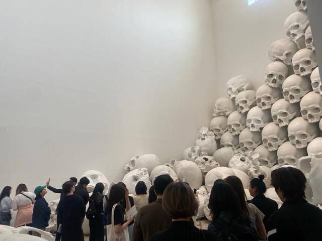 서울 종로구 국립현대미술관 서울관 '론 뮤익'전을 찾은 관람객들이 줄 지어 '매스'를 보며 '인증샷'을 남기고 있다. 국립현대미술관 제공