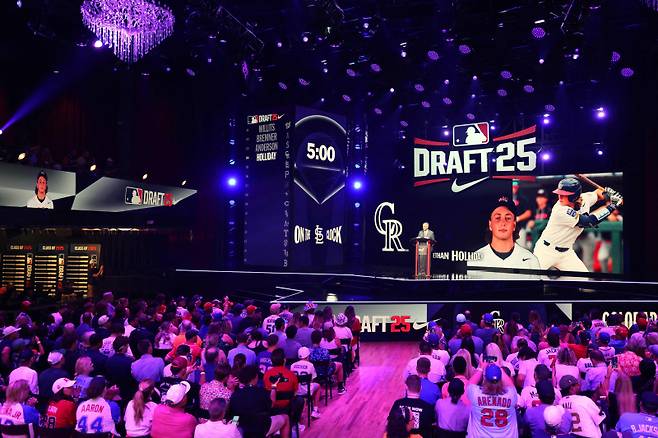 <yonhap photo-3864=""> ATLANTA, GEORGIA - JULY 13: Major League Baseball commissioner Robert D. Manfred Jr. announces Ethan Holliday as the fourth overall pick, by the Colorado Rockies, in the first round of the 2025 MLB Draft at Coca-Cola Roxy on July 13, 2025 in Atlanta, Georgia. Jamie Squire/Getty Images/AFP (Photo by JAMIE SQUIRE / GETTY IMAGES NORTH AMERICA / Getty Images via AFP)/2025-07-14 07:48:11/ <저작권자 ⓒ 1980-2025 ㈜연합뉴스. 무단 전재 재배포 금지, AI 학습 및 활용 금지></yonhap>