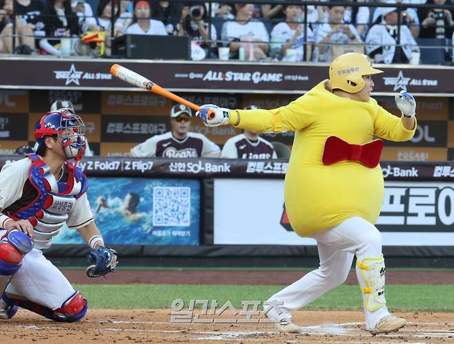 2025 신한 SOL뱅크 KBO 올스타전이 12일 오후 대전 한화생명볼파크에서 열렸다. 나눔팀 문현빈이 1회 타석에 들어서며 대전시 의 마스코트인 꿑돌이 복장을 하고 퍼포먼스 하고 있다. 대전=정시종 기자 capa@edaily.co.kr