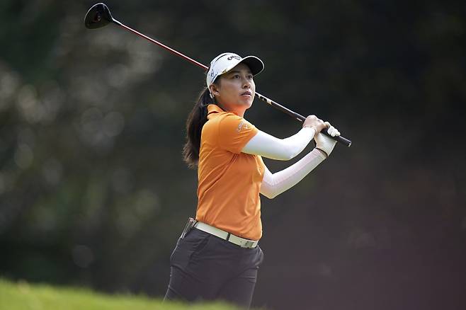 <yonhap photo-2636=""> Jeeno Thitikul, of Thailand, plays on the 4th hole during the last round of the Evian Championship women's golf tournament, in Evian, eastern France, Sunday, July 13, 2025. (AP Photo/Laurent Cipriani)/2025-07-13 20:02:55/ <저작권자 ⓒ 1980-2025 ㈜연합뉴스. 무단 전재 재배포 금지, AI 학습 및 활용 금지></yonhap>