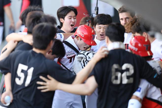 지난 5일 광주 롯데전에서 홈런을 때려낸 김호령이 더그아웃에서 세리머니를 하고 있다. KIA 제공