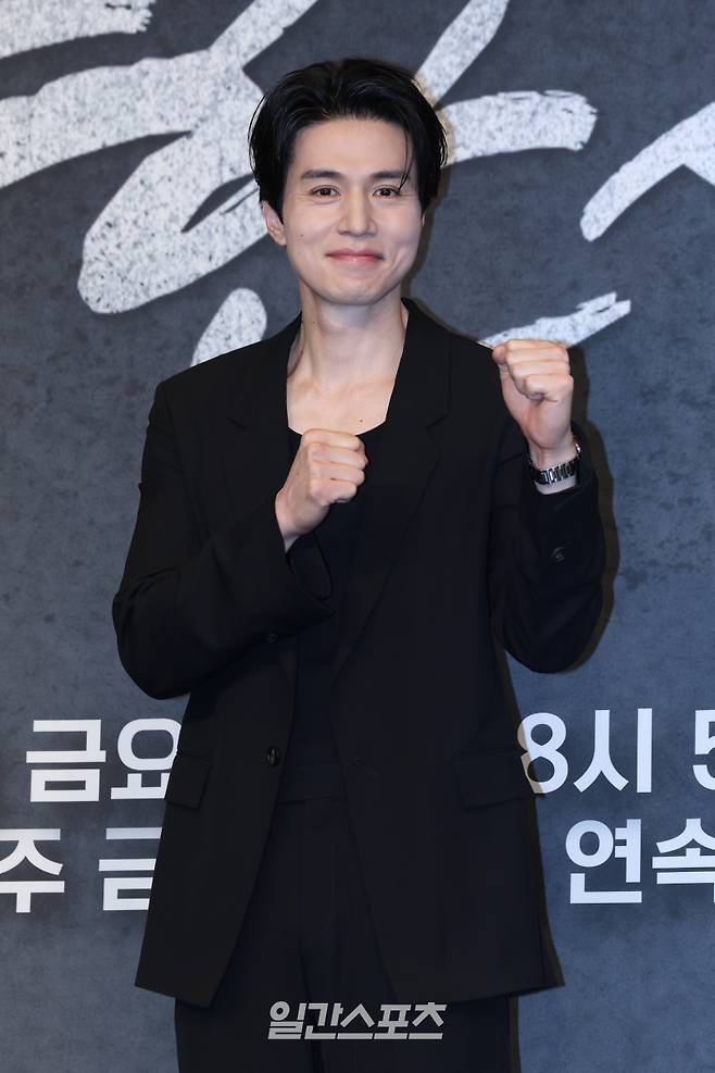 배우 이동욱이 14일 오후 서울 구로구 더링크호텔에서 열린 JTBC 금요시리즈 '착한 사나이' 제작발표회에 참석해 포즈를 취하고 있다. '착한 사나이'는 건달 3대 집안 장손 석철이 가족과 직장, 사랑을 지키기 위해 겪는 파란만장 사건들을 웃음과 눈물로 그려낸 드라마. 금요일 밤 8시 50분 첫 방송. 서병수 기자 qudtn@edaily.co.kr /2025.07.14/