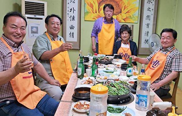 김영환(가운데) 충북지사가 지난 12일 오후 청주시내 한 음식점에서 청주시의원들과 간담회를 겸해 가진 술자리 모습. 왼쪽부터 김현기 의장, 이완복 의원, 김 지사, 남연심·정태훈 의원. [사진=독자 제공]