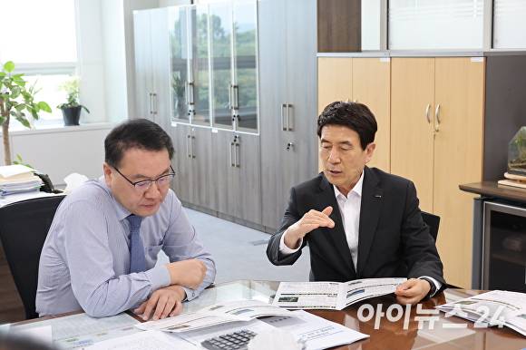 14일 이강덕 포항시장(오른쪽)이 유병서 예산실장을 만나 2026년도 국비 예산을 위해 설명하고 있다. [사진=포항시청]