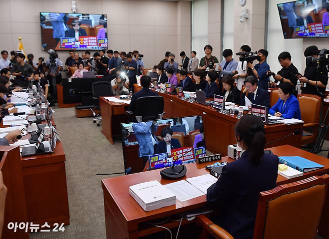 조은희 여성가족위원회 국민의힘 간사를 비롯한 위원들이 14일 서울 여의도 국회에서 열린 강선우 여성가족부 장관 후보자에 대한 인사청문회에서 강 후보자를 규탄하는 손팻말을 들고 있다. [사진=곽영래 기자]