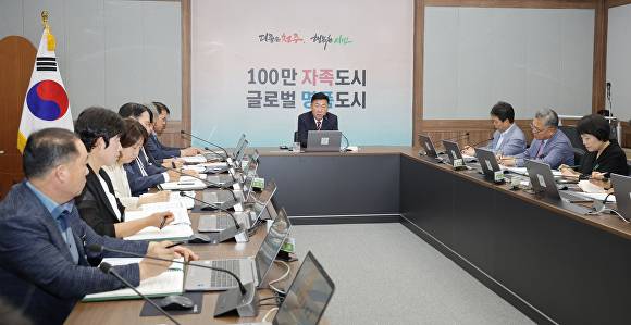이범석 청주시장이 14일 시청 임시청사에서 주간업무보고를 주재하고 있다. [사진=청주시]