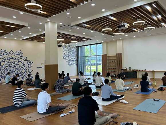 경남 밀양시 단장면 선샤인밀양테마파크 내 요가컬처타운에서 경남교육연수원 소속 연수생들이 인도 전통 요가를 수련하고 있다. [사진=경남 밀양시]