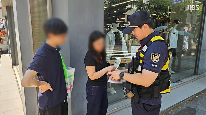 무단횡단을 하다 적발된 중국인 남녀