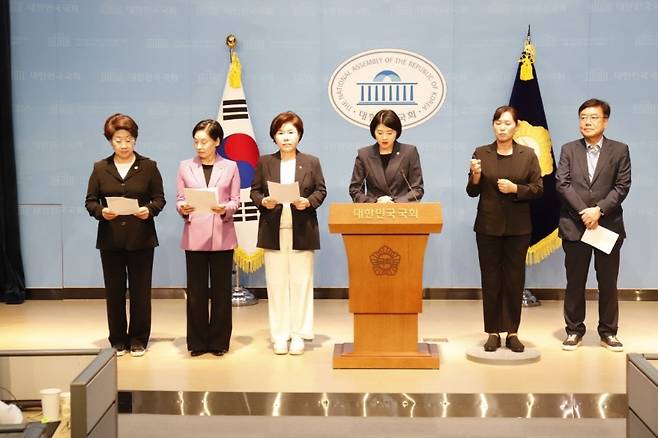 국회 여성가족위원회 소속 국민의힘 의원들은 14일 오후 국회에서 공동 입장문을 발표하고 있다. (조은희 의원 페이스북 캡처)