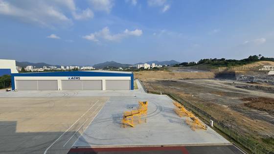 용당 항공MRO 산단은 지자체가 수요 기업과 협의 후 조성한 '맞춤형 산단'이다. 먼저 조성된 부분에 한국항공서비스의 정비동이 입주해있다.