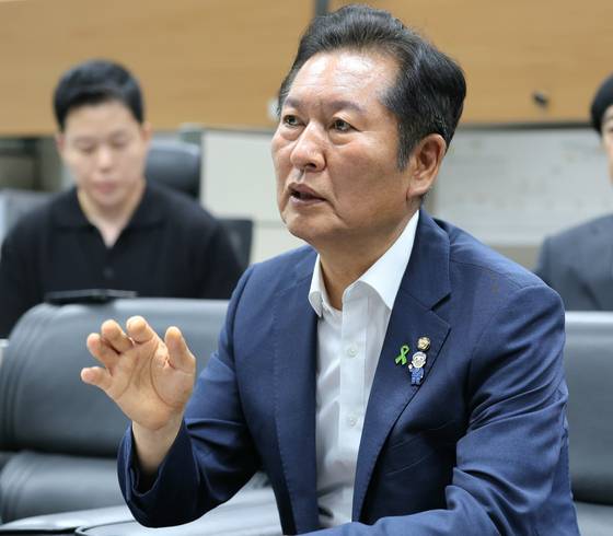 정청래 더불어민주당 대표 후보가 지난 11일 전북 전주시 전북특별자치도의회 기자실을 방문해 간담회를 열고 질의에 답변하는 모습. 뉴스1