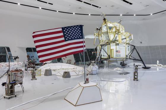 ‘아폴로’의 달 착륙선 모형을 실물 크기로 만든 대형 설치 작품 '루나 익스커션 모듈(Landing Excursion Module·LEM)'은 톰 삭스 작품의 진수로 꼽힌다.