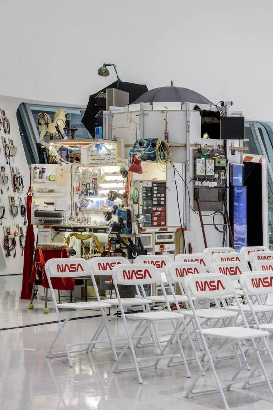 톰 삭스는 골판지·덕트 테이프·합판 등 흔히 볼 수 있는 재료를 사용하는 ‘브리콜라주(Bricolage)’ 기법을 주로 활용한다.