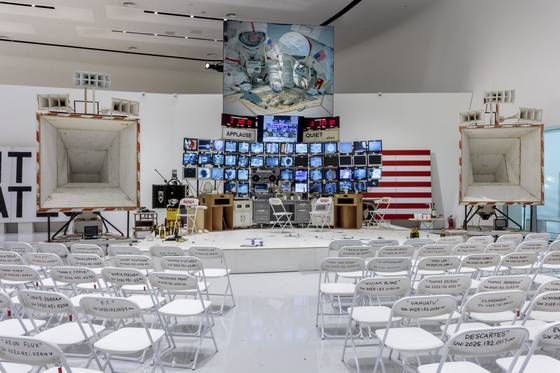 NASA 우주비행 관제센터를 모티브로 제작된 퍼포먼스 설치 작품 ‘임무 관제 센터(MCC)’에서는 실제 우주 탐사를 방불케 하는 영상이 방송된다.