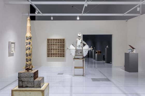 ‘MUSEUM OF THE MOON(뮤지엄 오브 더 문)’ 섹션에선 SLR 카메라 렌즈를 활용해 만든 미니 우주선, 두루마리 휴지를 이어 만든 로켓 등 브리콜라주 기법 작품을 만날 수 있다.