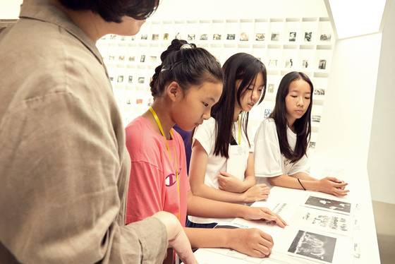 소중 학생기자단이 AI와 사진 감상을 나누는 오주영 작가의 '기계 감상 시스템'을 체험했다.