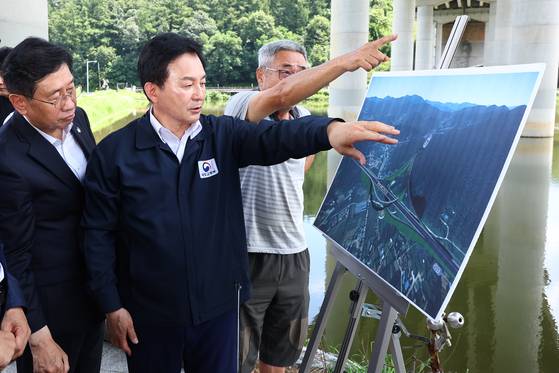 2023년 7얼 양평 고속도로 현장 점검을 하고 있는 원희룡 전 국토교통부 장관. 연합뉴스