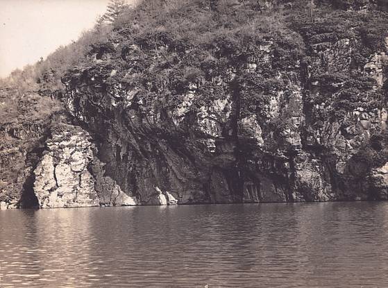 1971년 12월 발견 직후의 반구대 암각화. 1년 평균 42일간 물에 잠긴다. [사진 김호석]