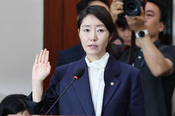 강선우 여성가족부 장관 후보자가 14일 서울 여의도 국회에서 열린 인사청문회에 출석해 선서하고 있다. 뉴스1
