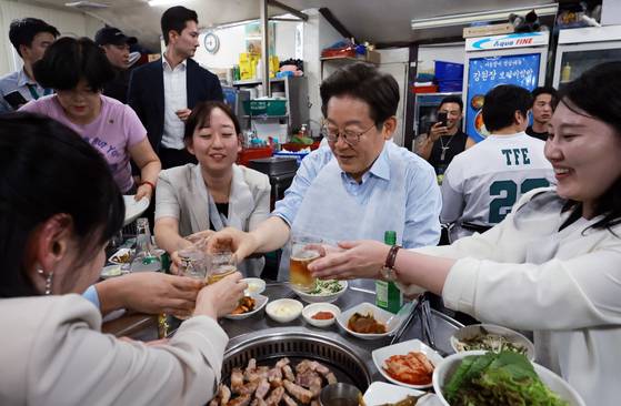이재명 대통령이 11일 저녁 서울 광화문 인근 한식당에서 시민들과 건배하고 있다.   이 대통령은 식사 계획을 알리며 "민생회복 소비쿠폰 정책이 내수 진작과 지역경제 활성화에 활력을 불어넣길 기대한다"고 밝혔다. [연합뉴스]