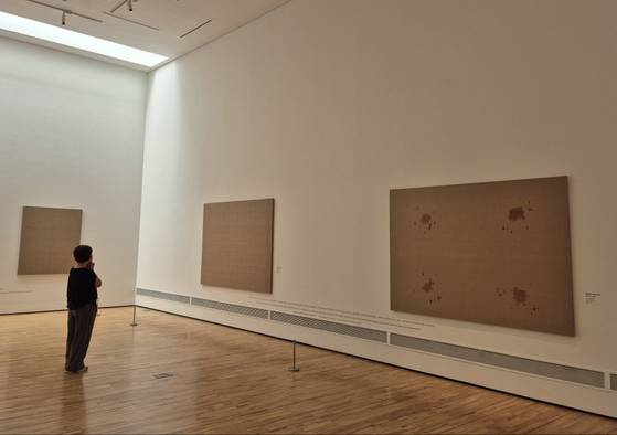 제주도립 김창열미술관에서 20일까지 열리는 ‘물방울의 방 1972~83’ 전시전경. 화가가 기증한 220여 점 중 초기 ‘물방울’ 시리즈 10점을 걸었다. 제주=권근영 기자