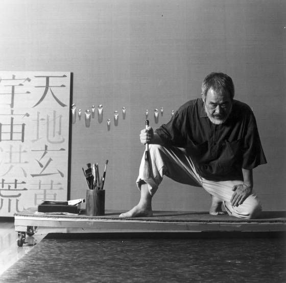 서울 평창동 자택 작업실의 김창열(1929~2021). 사진 김창열미술관