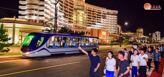 북한 노동당 기관지 노동신문은 지난 10일 “황홀경의 명사십리, 행복의 인파십리”라며 원산갈마해안관광지구를 홍보했다. 노동신문=뉴스1