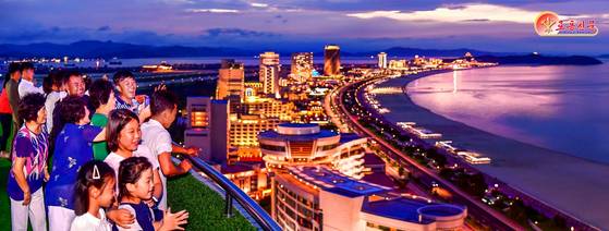 북한 노동당 기관지 노동신문은 지난 10일 “황홀경의 명사십리, 행복의 인파십리”라며 원산갈마해안관광지구를 홍보했다. 노동신문=뉴스1