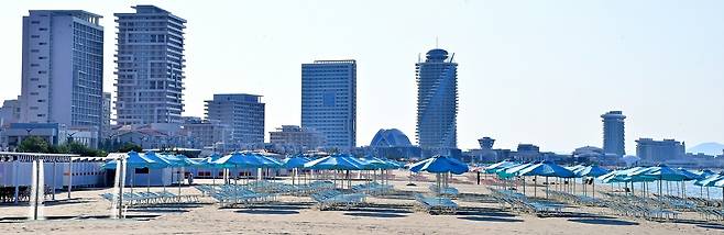 북한 노동당 기관지 노동신문은 지난 4일 “동해의 명승 명사십리에 우리 식의 해안관광도시, 인민의 문화 휴양지가 웅장하고 화려하게 솟아났다”며 연일 원산 갈마해안관광지구를 홍보했다. 노동신문=뉴스1