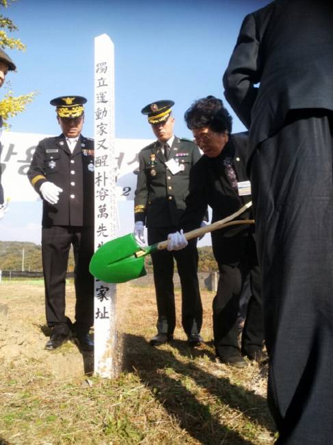 지난 2018년 우성 박용만 선생 서세 90주기 추모식이 열린 선생의 생가터에서 이소진 철원독립운동기념사업회 초대 회장이 표지목을 심고 있는 모습.&nbsp;철원독립운동기념사업회 제공