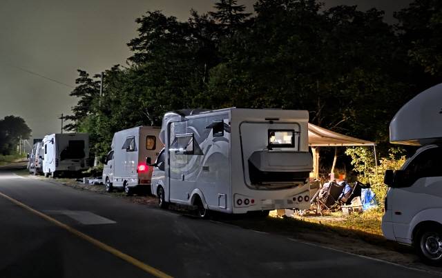 ▲ 지난 11일 밤 대관령마을휴게소 인근 공터에 캠핑카들이 줄지어 늘어서 시원한 여름밤을 만끽하고 있다.  황선우 기자