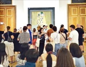 오스트리아 벨베데레 궁전에서 관람객들이 ‘키스’를 감상하고 있다.  권용훈 기자