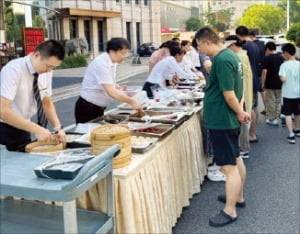 < 길거리 나온 호텔 뷔페 > 중국 장쑤성 난징에 있는 한 5성급 호텔 직원들이 노상 판매 방식으로 직접 요리를 준비하고 있다.  샤오훙수 캡처