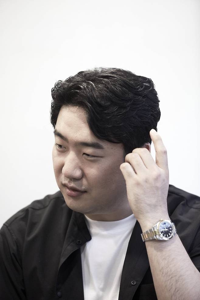 바리톤 김기훈은 9일 서울 마포아트센터에서 진행한 한국경제신문과의 인터뷰에서 “메트로폴리탄, 라 스칼라, 로열 오페라하우스 같은 세계적인 무대에서 주역 자리를 모조리 꿰차는 바리톤이 되고 싶다”고 말했다. 문덕관 사진작가